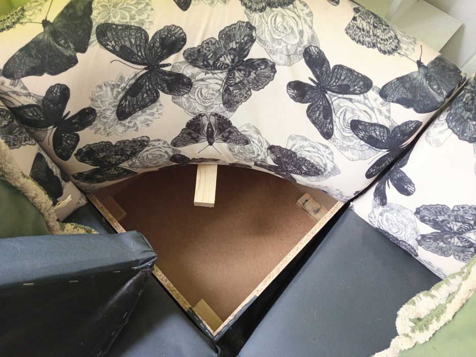 Ьглов диван с подарьк вьзглавници