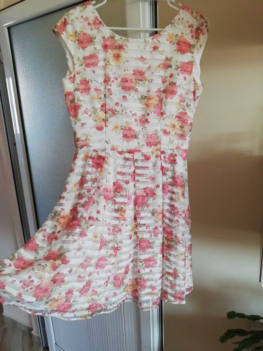 Красива дамска рокля на цветя