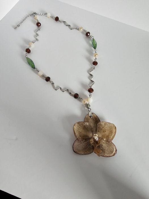 Нежно колие с естествен цвят на орхидея и епоксидна смола