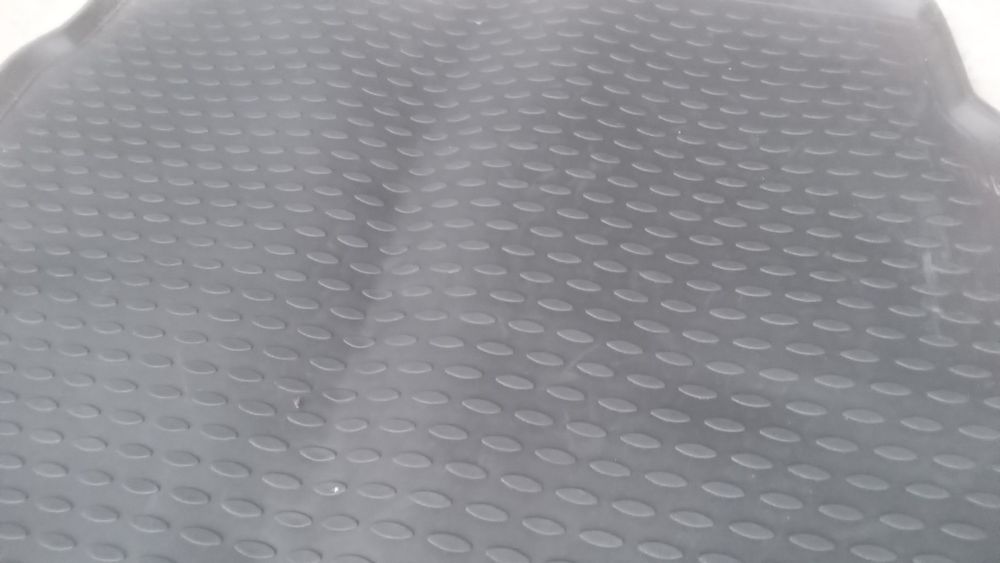 Продам коврик на машину