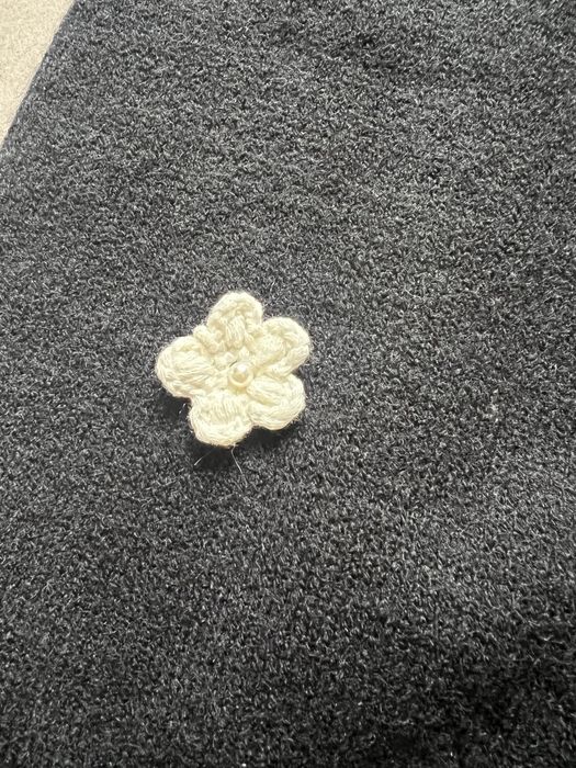 Черен пуловер с цветя