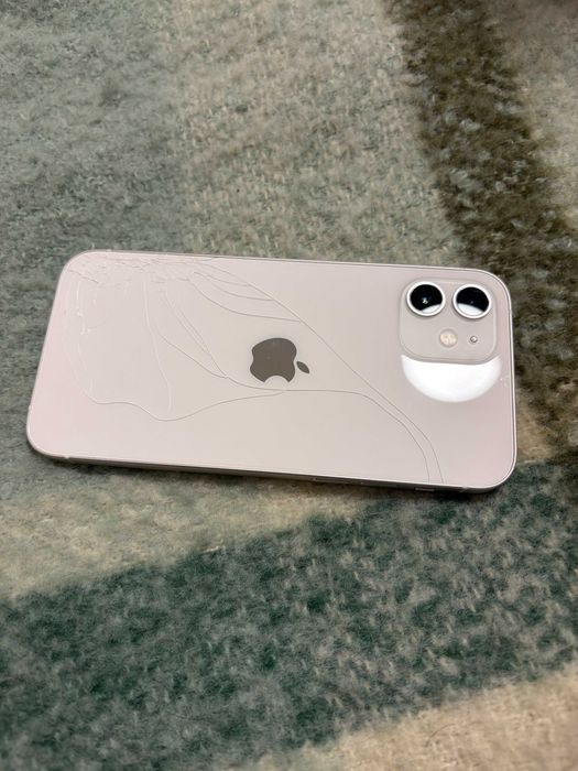 iPhone 12 б/у в хорошем состоянии
