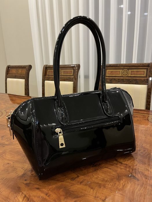 Продам черную лакированную сумку