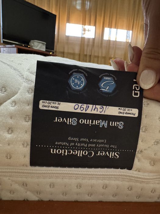 Спалня с практична ракла, две нощни шкафчета и матрак