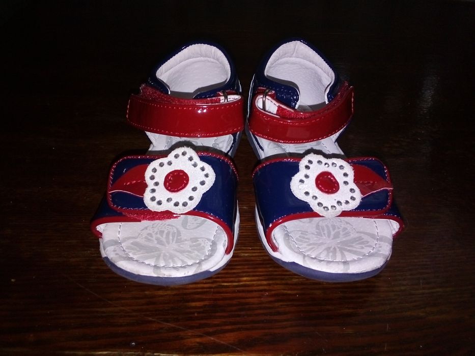 Продам! Детская обувь на девочку!