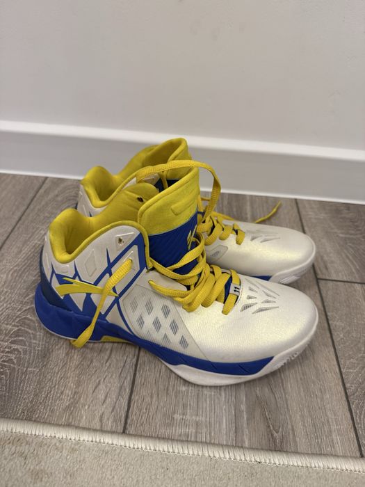 Продам кроссовка asics 40 размер