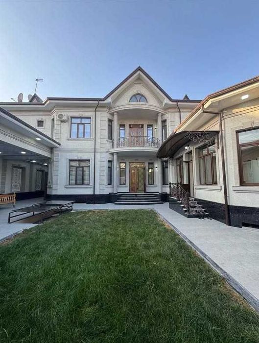 Продается элитный 13-комнатный особняк, 6 соток. Строили для себя!