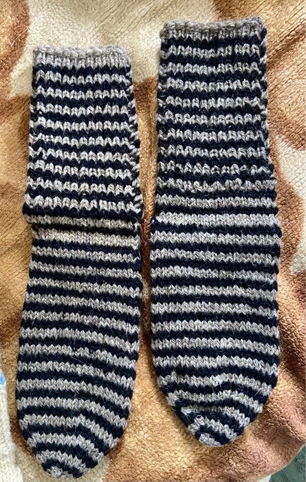 Вълнени ръчно изплетени чорапи