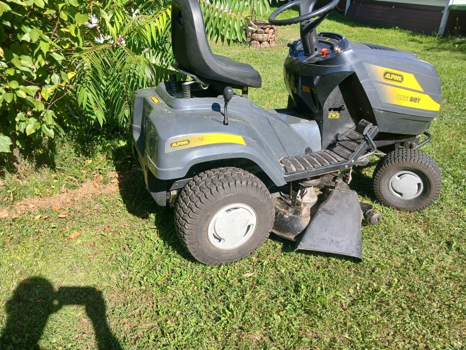 Tractoras tuns iarba