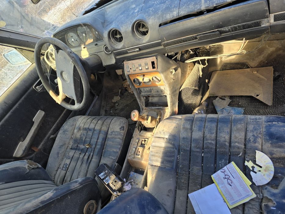 Dezmembrez Mercedes W123 2.0 diesel an 1980 auto Italia