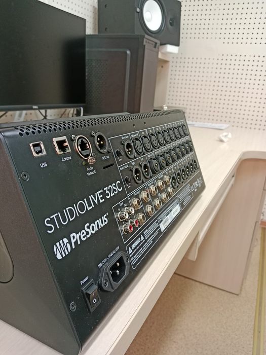 Звуковой микшерный консоль