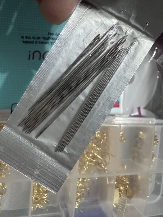 Бисер, нитки иголки