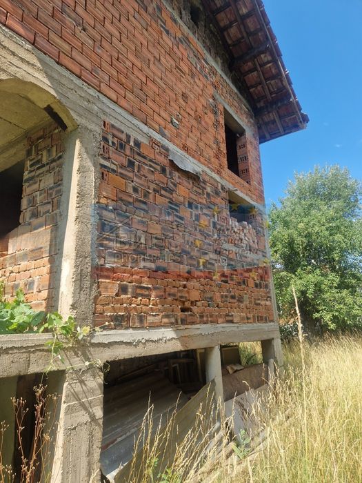 Масивна къща в село Чепино