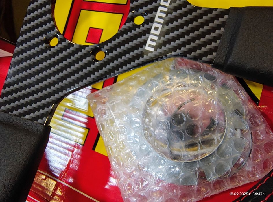 Спортен волан МОМО карбон кожа.