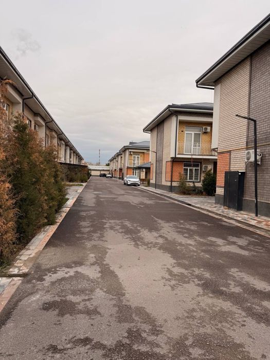 Mirabod rayonda 2 etajli kotej srochna sotiladi 24/7 qorovul hizmati