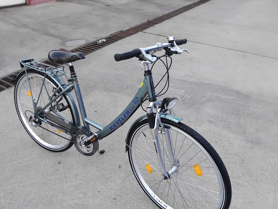 Vând bicicleta din aluminiu pentru damă