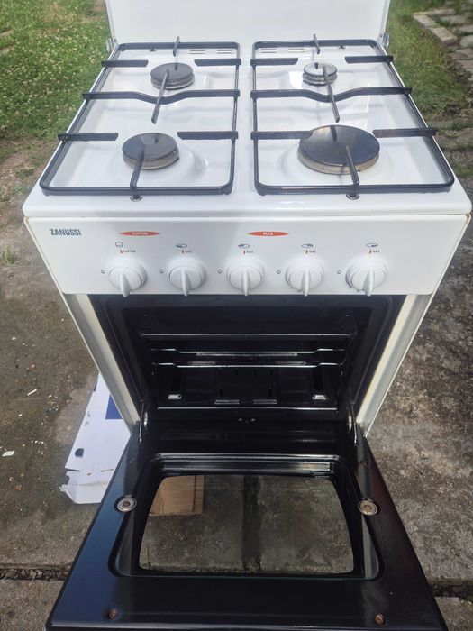 Vând aragaz Zanussi, folosit, pe gaz .