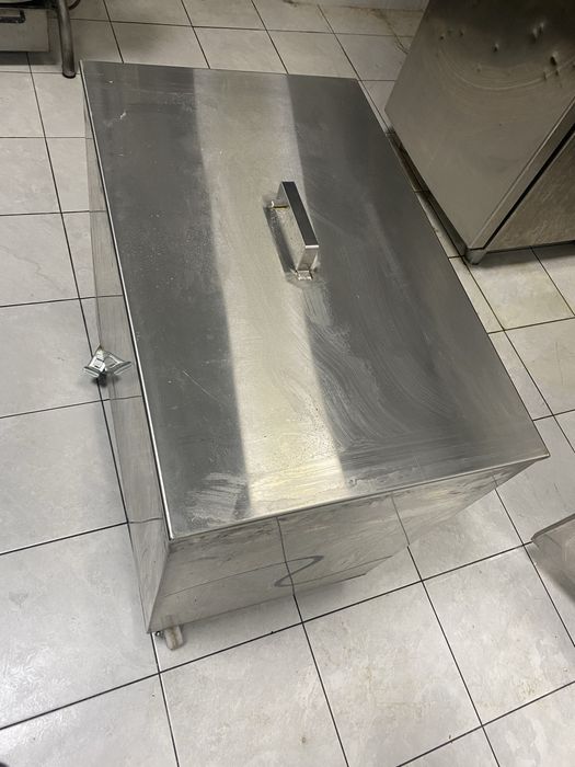 Маса ,база ,неотрално оборудване