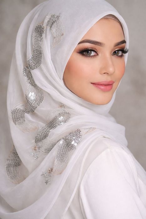 Платья и платок для женщин