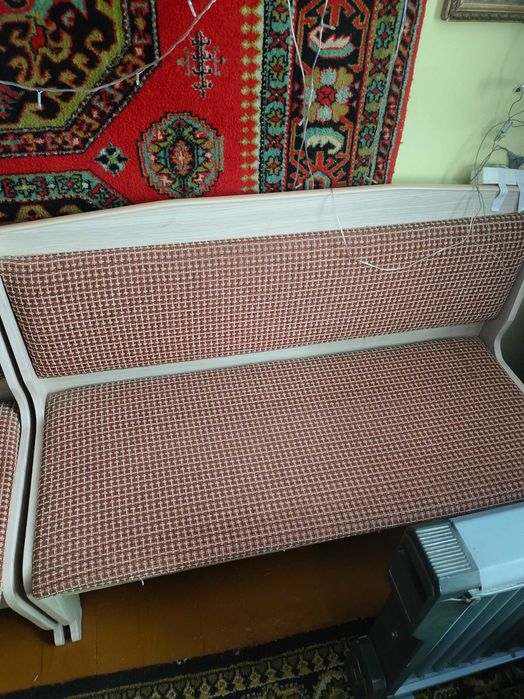 в продаже столовый или кухонный уголок