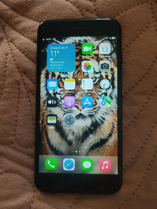 Продам айфон 7+.