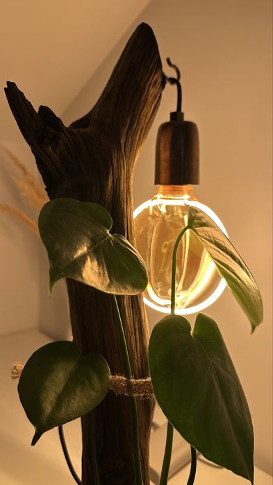 Lampa stilizata, aranjamente cu materiale recuperate din natură.