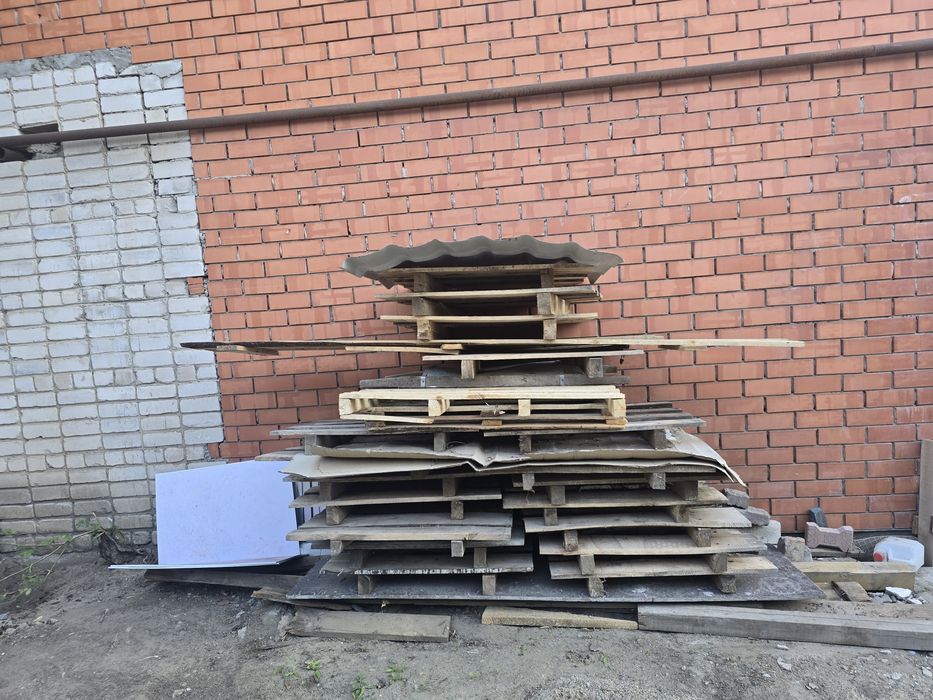 Продам б/у стоит материалы (брус кругляк лес), поддоны