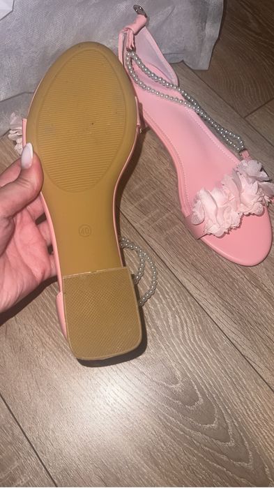 Sandale noi, nepurtate