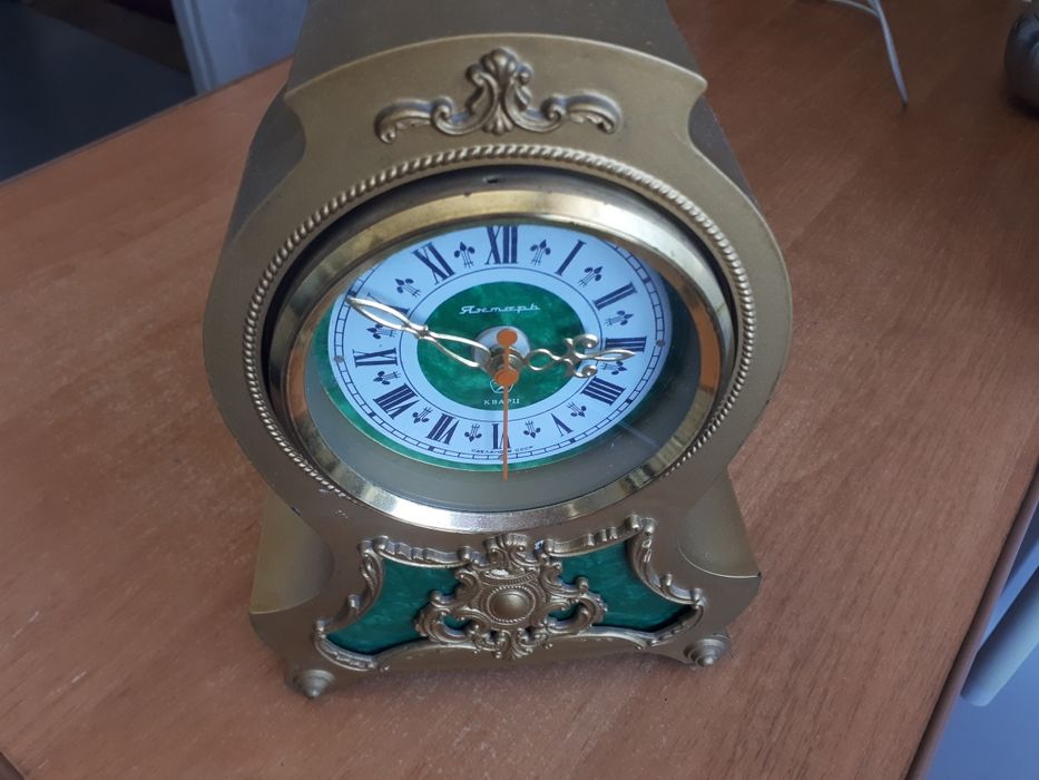Часы настольные кварцевые