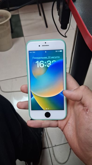Продам Iphone 8.