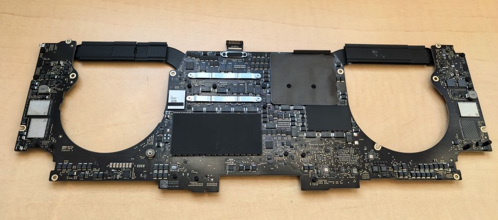 Placa Baza Macbook PRO A2141_DEFECTA_pentru PIESE / Intel i9_16GB DDR4_1TB SSD_AMD Radeon PRO 5300M 4GB_+ Radiator