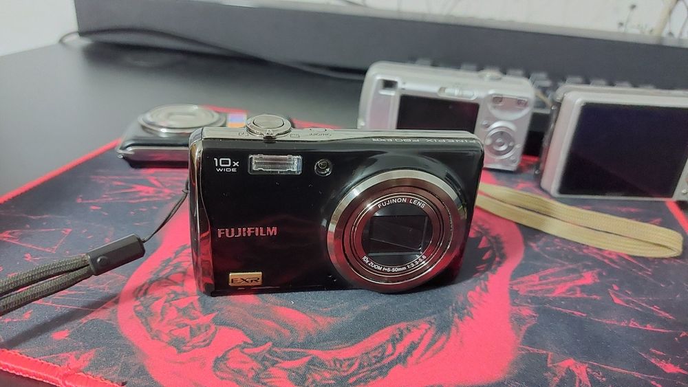 Vând doua aparate foto/video Fujifilm si Sony