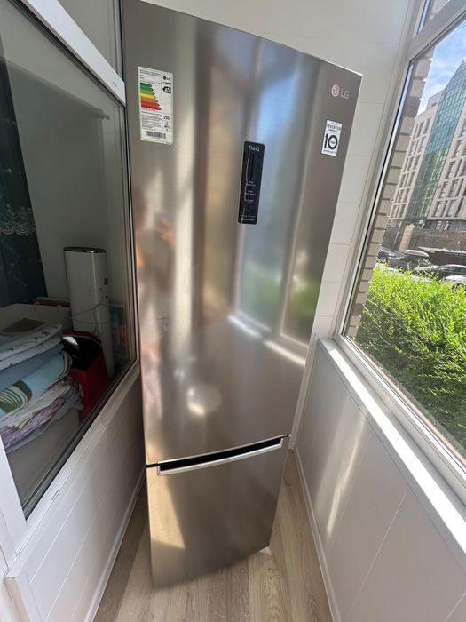 Продам холодильник с запахом lg
