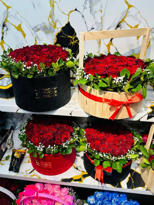 Korzinka,savatli buket gullar sariq atirgul