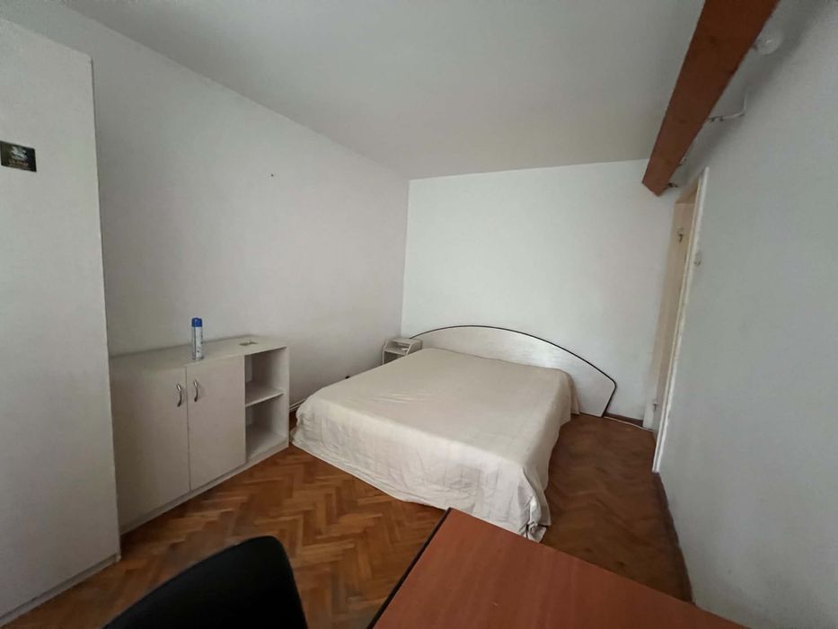 Caut 2 colegi /colege ,pentru inchirierea unui  apartament cu 3 camere decomandat ,situat la 5 minute de mers pe jos de Palas.