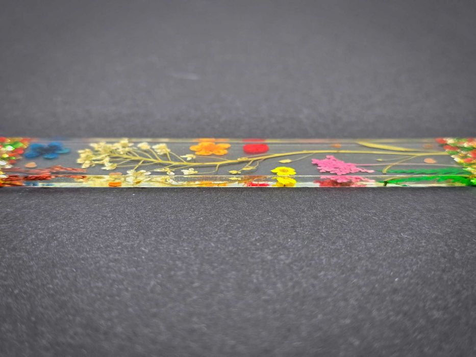 Книгоразделител от епоксидна смола с цветя