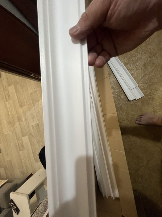 Плинтуса на потолок белые