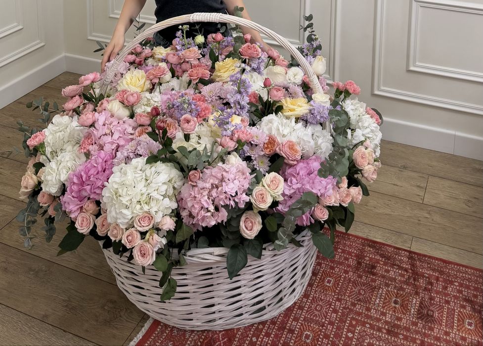 Цветы в корзине