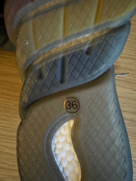 Кроссовки женские