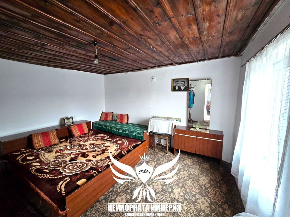Продавам двуетажна къща с 106РЗП и 244кв.м. дворно място УПИ в село Мостово във вилната зона, област Пловдив