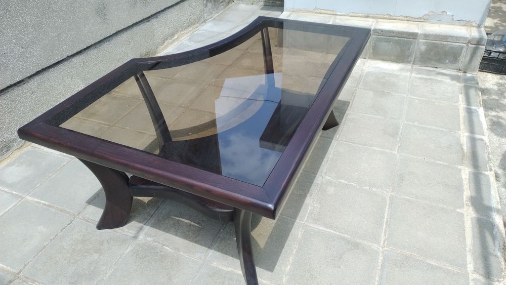 Холна маса със стъклен плот