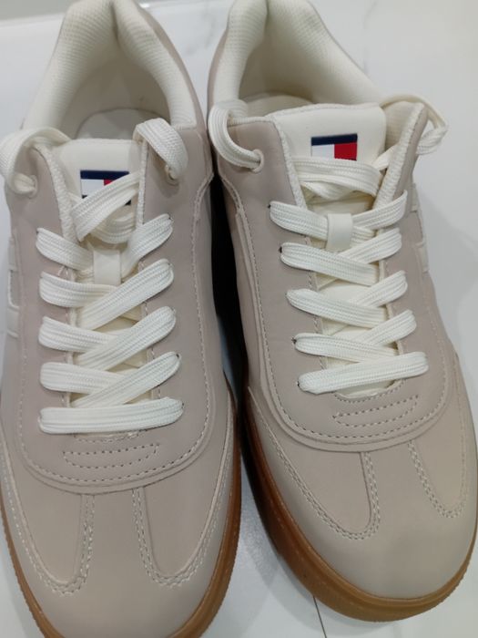 Продаю женские кроссовки