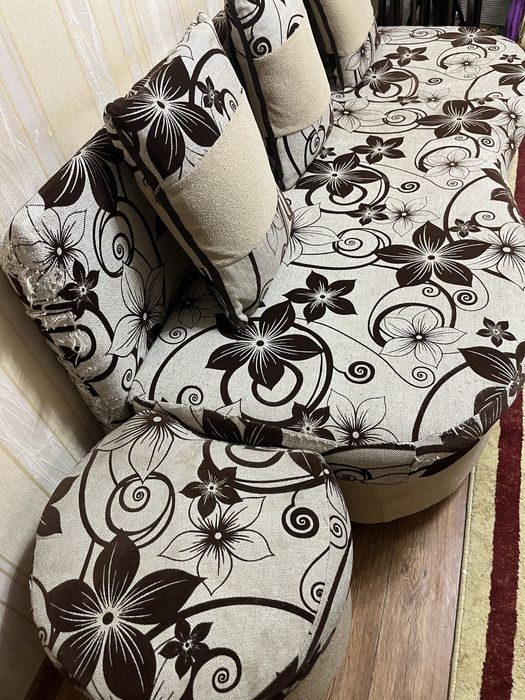 Диван раскладной и пуфик