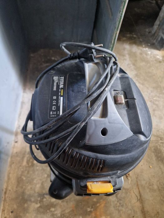 Aspirator profesional TITAN ,foarte puțin utilizat stare foarte bună