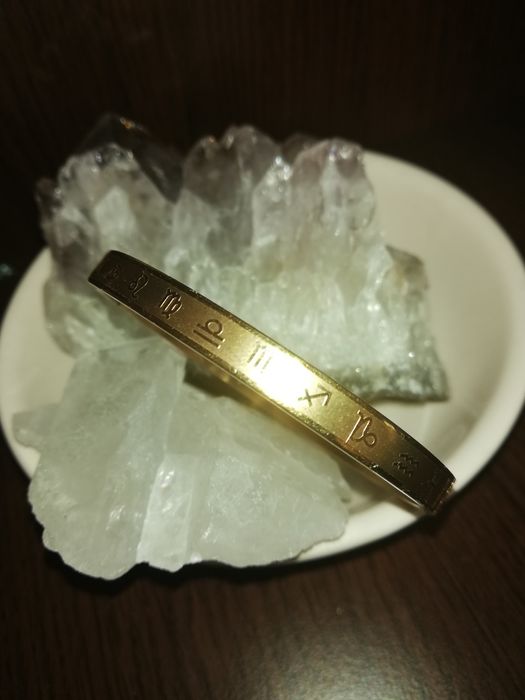 Гривна за ръка с гравюра