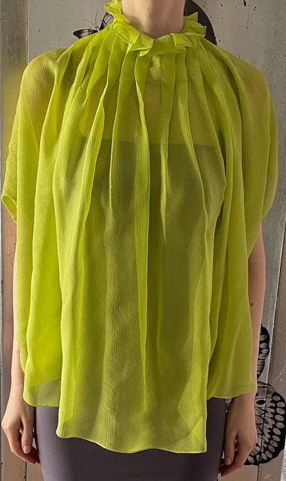 Top verde-fistic cu spatele gol - o piesa cadou superba