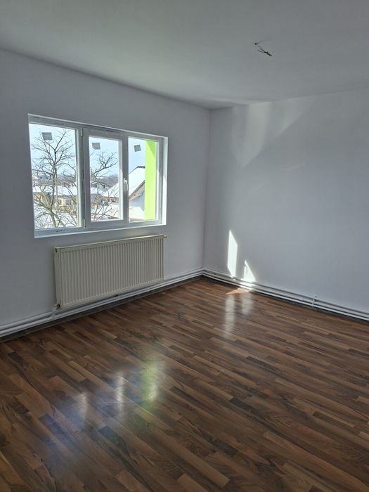 Apartament 3 camere , etaj 2 , preț 68000 euro