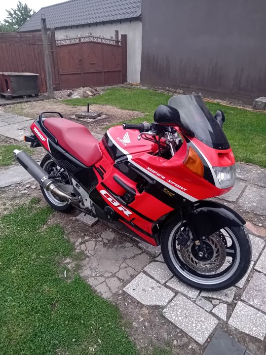 Vînd CBR 1000 F..