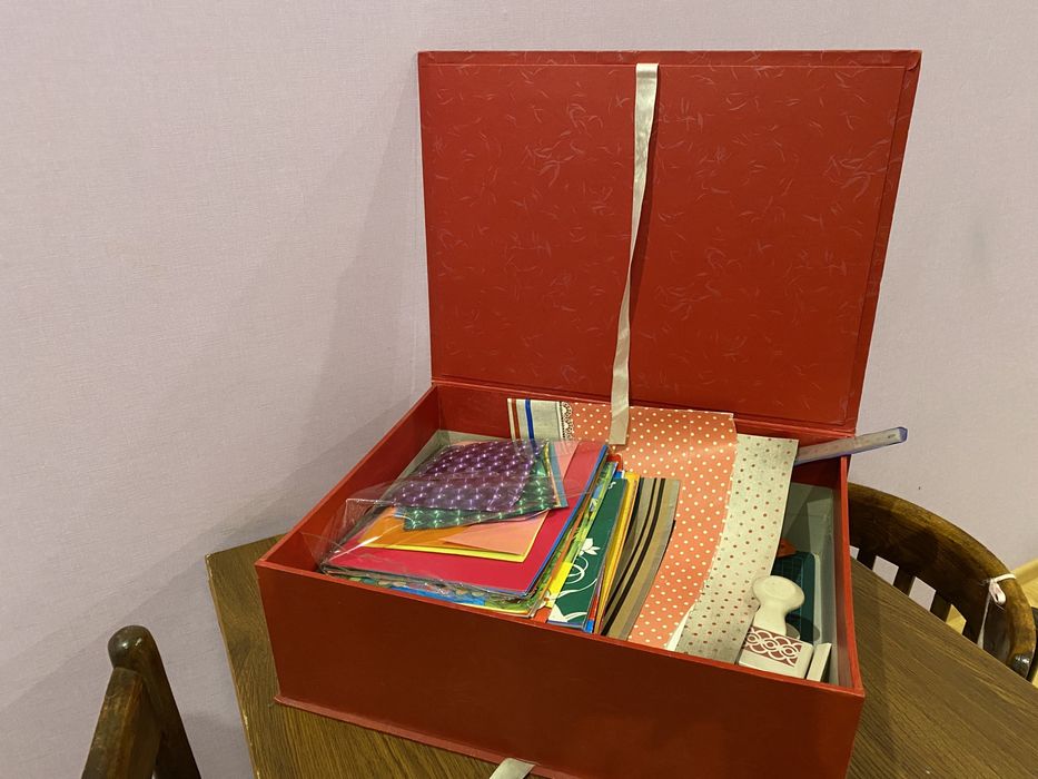 Большая коробка с принадлежностями для скрапбукинга,канцелярия,дырокол