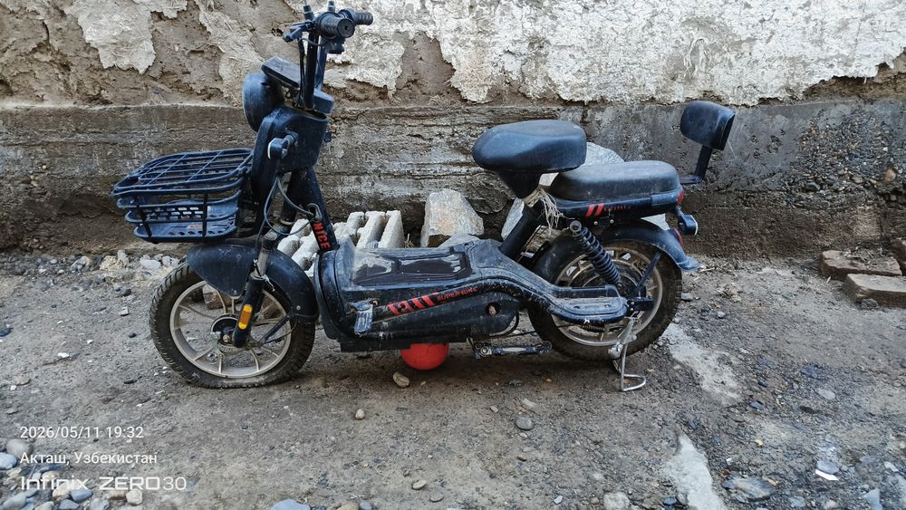 Skutr sotladi 16 razmeri baloni
